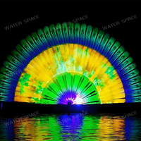 Structure d'imagerie par projection laser sur écran d'eau et diffusion de brume pour créer une ambiance nocturne immersive dans les lieux en bord de mer