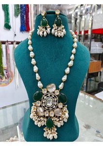 Conjunto de Joyería Tradicional de Diseño con Kundan y Perlas, Detalles en Piedras Verdes y Marrones, Collar y Aretes de Boda para Mujer - Product Image 4