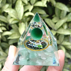 Pyramide en résine époxy avec galets de cristal, ornement de bureau, décoration d'aquarium, anneau en aventurine œil de chat verte, cadeau - Product Image 1