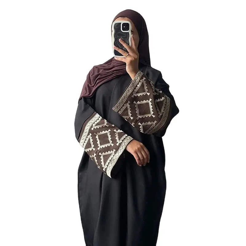 2024新しい卸売黒アバヤ手刺繍スリーブ新しいドバイラマダンアバヤギフト女性イスラム教徒のドレス