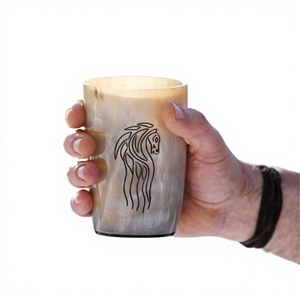 Gobelet à boire en corne de buffle naturelle, sculpté à la main avec un motif animal, artisanat rustique, objet de collection, verre en corne - Product Image 1