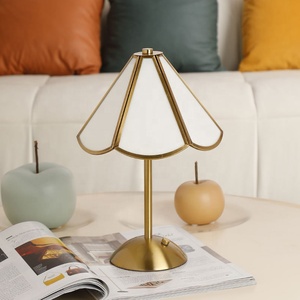 Lampe de <span class=keywords><strong>table</strong></span> minimaliste intelligente à chargement sans fil, capteur tactile, LED à intensité variable, protection oculaire, lampe de chevet pour hôtel - Product Image 3
