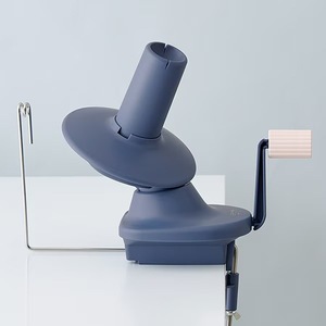 เครื่องม้วนไหมพรม Clover รุ่น 55-370 แบบใช้มือ สำหรับถักไหมพรม - Product Image 2