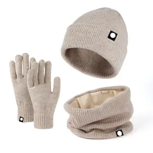 Conjunto de 3 piezas de gorro de invierno de punto acrílico con logotipo personalizado para hombre y mujer, conjunto de bufanda y guantes con etiqueta de parche de cuero