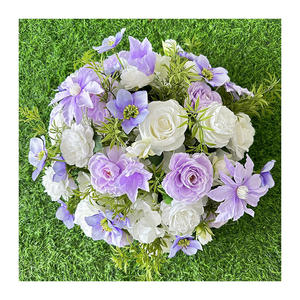 Arreglo floral personalizado romántico con rosas moradas, lavanda y flores blancas para centros de mesa de boda - Product Image 5