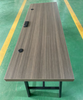 Bureau d'écriture commercial pour hôtel, utilisation en appartement, table d'ordinateur longue et étroite en chêne massif moderne avec prise de courant intégrée, écologique