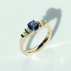 Bague de fiançailles de luxe de haute qualité en or massif 14 carats avec saphir bleu royal naturel et diamant véritable taille brillant certifié - Product Image 3