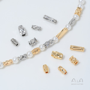 Vente en gros de tubes droits décorés plaqués or 14 carats, filetés, perles de lanterne, bracelets, colliers, bijoux et ornements DIY - Product Image 1
