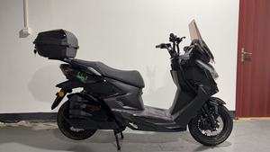 Nouveau Scooter Puissant 4000W 2025 Rechargeable avec Pédales, Édition Échange de Batterie pour Cyclomoteur et Moto Tout-Terrain, la Batterie Peut Être Échangée - Product Image 3