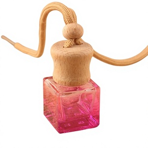 Diffuseur de parfum pour voiture en verre carré avec bouchon en bois, à suspendre - Product Image 2