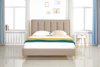 Lit rembourré incurvé de style vintage moderne italien avec cadre en bois pour chambre à coucher