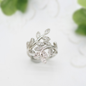 Anello da Donna con Ramo d'Ulivo e Foglia Intarsiati di Zirconi, Gioiello Creativo per Uso Quotidiano - Product Image 5