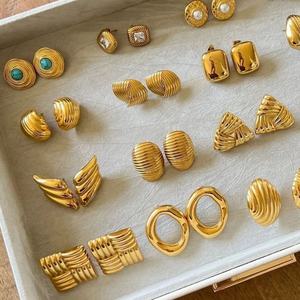 Boucles d'oreilles clous en acier inoxydable plaqué or 18 carats PVD, hypoallergéniques, motif papillon et fleur, pour femmes, vente en gros de bijoux personnalisés - Product Image 1