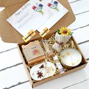 Coffret cadeau <span class=keywords><strong>personnalisé</strong></span> pour le bien-être personnel avec bougie à la cire <span class=keywords><strong>de</strong></span> soja, crochet et carte <span class=keywords><strong>de</strong></span> fleur <span class=keywords><strong>de</strong></span> <span class=keywords><strong>naissance</strong></span> - Product Image 1