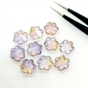Fleur d'améthyste naturelle sculptée à la main 11 mm, mini-pendentif floral en pierre précieuse pour la fabrication de bijoux, prix de gros en vrac - Product Image 1