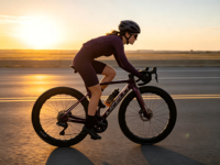 Cadre de vélo de route en carbone aérodynamique avec câblage interne complet, compatible freins à disque Flat Mount, ULTEGRA Di2, peinture personnalisée, vente en gros