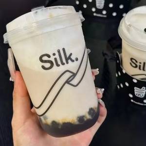 Bicchieri in Plastica PP a Parete Singola con Coperchi, Personalizzabili con Logo, Senza BPA, da 12oz, 16oz, 22oz, per Caffè, Soda, Tè Boba, Trasparenti o Satinati, a Forma di U, per Stadi - Product Image 3