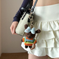 Porte-clés en peluche Ours noir unique avec nœud cœur, pendentif de sac Teddy en pull rayé arc-en-ciel créatif, accessoire de luxe en peluche