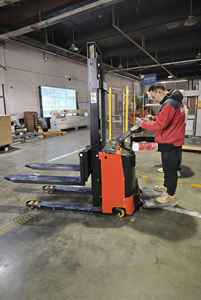 <span class=keywords><strong>Chariot</strong></span> <span class=keywords><strong>élévateur</strong></span> semi-électrique Kayond, capacité de charge lourde de 2000 kg, options de mât double ou triple, batterie au plomb-acide, hauteur de levage de 3000 à 4500 mm - Product Image 5