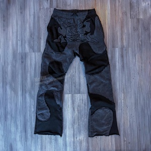 Pantalon de jogging évasé rose de haute qualité, effet vieilli, avec patch brodé, délavé soleil, coupé et cousu - Product Image 2
