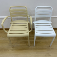 Chaise de salle à manger en plastique empilable robuste avec accoudoirs, résistante aux UV et à l'eau, avec côtés à lattes, pour usage intérieur, commercial et extérieur