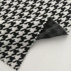 2021 नई काले और सफेद Houndstooth 100% पाली Jacquard सोफे कपड़े के लिए स्टॉक महिलाओं के कपड़े