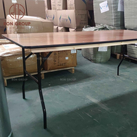 Table à manger pliable élégante et écologique en bois avec structure métallique pour mariages de luxe en plein air, hôtels, écoles, salons
