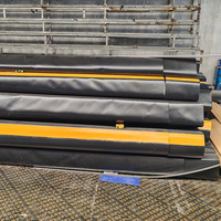 Abri gonflable durable de haute qualité pour quai, avec système de scellage de cargaison par rideau mécanique à vis, garantie 1 an