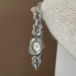 นาฬิกาข้อมือวินเทจส่วนบุคคลแบบใหม่สำหรับผู้หญิง นักเรียนหญิง สร้อยข้อมือเครื่องประดับน่ารัก นาฬิกาผู้หญิงเท่ๆ รูปทรงพิเศษ - Product Image 6