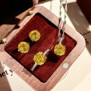 Joyeria De Plata 925 De Ley Con Peridoto Set De Aretes Y Collar Piedra De Agosto Joyeria Fina Para Mujer Por Mayor - Product Image 1