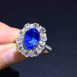 Anillo de Oro Blanco de 18K con Zafiro Azul Cornflower Natural de 5.11ct AIGS y 55 Diamantes Sudafricanos para Damas, Ideal para Eventos Nocturnos - Product Image 1