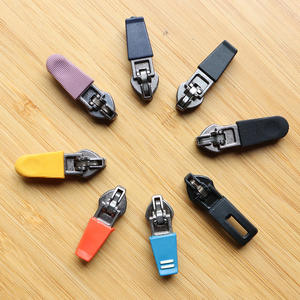 थोक कस्टम लोगो बैग कुंजी लॉकिंग जिपर स्लाइडर प्लास्टिक सामग्री कस्टम लोगो सामान जिपर स्लाइडर - Product Image 3