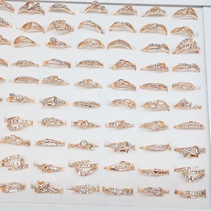 100 個スパークリングラインストーンリングセットクリアクリスタルシンプルリング結婚式プロムパーティーフィンガージュエリーアクセサリー女性用 - Product Image 1