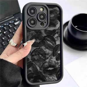 Custodia per iPhone 14 in TPU antiurto con scanalature nere, stile INS, ultima tendenza, nera, con motivo <span class=keywords><strong>a</strong></span> rossetto e bacio, all'ingrosso - Product Image 1