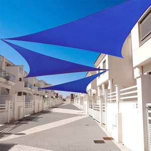 Voile d'ombrage triangulaire 5x5x5m en rouleaux de tissu pour l'extérieur, idéale pour la plage et la protection de l'intimité, coloris bleu, pour le Kazakhstan, le Kirghizistan, le Tadjikistan et l'Ouzbékistan - Product Image 1