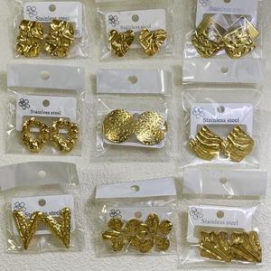 Boucles d'oreilles clous géométriques martelées en acier inoxydable <span class=keywords><strong>plaqué</strong></span> <span class=keywords><strong>or</strong></span> 18 carats, motif cinq feuilles, style rétro et tendance MW - Product Image 1
