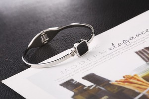 Bracelets de diffuseur de <span class=keywords><strong>parfum</strong></span> en émail noir carré en acier inoxydable or 18 carats sans ternissement pour femmes bracelets à la mode - Product Image 6