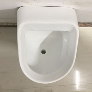 Toilettes pour hommes dans l'hôtel avec urinoirs muraux et urinoirs suspendus en céramique blanche simple - Product Image 5