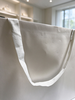 Sac cadeau en papier blanc cassé personnalisé avec poignée en ruban de tissu, sac en papier de luxe pour boutique de vêtements