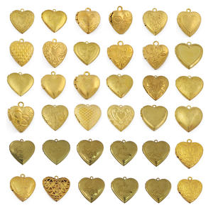 Medaglioni <span class=keywords><strong>a</strong></span> <span class=keywords><strong>Forma</strong></span> <span class=keywords><strong>di</strong></span> <span class=keywords><strong>Cuore</strong></span> in Ottone Dorato Antico Economici all'Ingrosso, Ciondoli Vuoti per Foto per Creazione <span class=keywords><strong>di</strong></span> Gioielli - Product Image 1