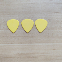 25x27mm Personnalisé Acétal Delrin Guitare Picks Personnaliser Logo Signature POM Plectre Noir Blanc Jaune Couleur Reed Gauge 1.00mm