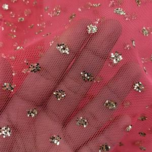 Tulle rouge en polyester avec paillettes dorées collées, tissu scintillant pour vêtements de festival, robe de mariée, costumes de scène - Product Image 3