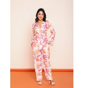 ชุดเซ็ตเสื้อพิมพ์ลายพันรอบตัวและกางเกงขายาวทรงตรงสำหรับผู้หญิง ชุดคู่เข้ากัน ดีไซน์หรูหรา ทันสมัย - Product Image 1