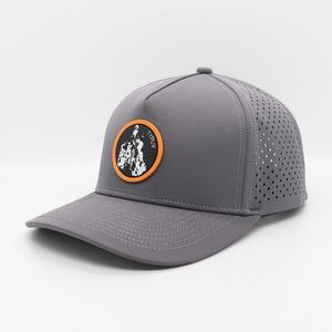 Casquette de baseball 5 panneaux en caoutchouc personnalisé de haute qualité avec logo, tissu imperméable, casquette de sport avec trou découpé au laser pour les golfeurs - Product Image 1