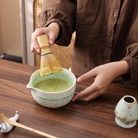 Ensemble Matcha en céramique craquelée couleur céladon, comprenant : Bol Chawan avec bec verseur, Fouet Chasen en bambou, Support pour fouet, Cuillère Chashaku, Repose-cuillère, Passoire