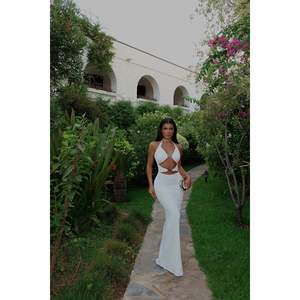 Robe de soirée blanche à détail fenêtre - Product Image 4