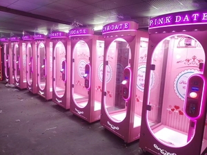 Bộ dụng cụ nhà máy cho ngày màu hồng cắt giải thưởng trò chơi Arcade máy hoạt động bằng đồng xu tự làm loại Máy bán hàng tự động làm bằng nhựa - Product Image 5