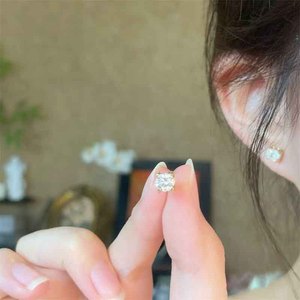 <span class=keywords><strong>Pendientes</strong></span> de Oro Amarillo de 18K con Diamantes Cultivados en Laboratorio, Diseño Clásico de Cabeza de Toro Redonda, con Parte Trasera Plana - Product Image 3