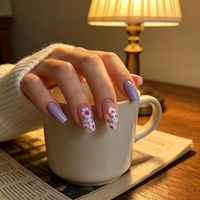 Uñas Postizas con Diseño Floral de Lavanda, Forma Ataúd Mediana, Base Nude, Diseño de Flores Pintadas a Mano, Puntas de Uñas Reutilizables