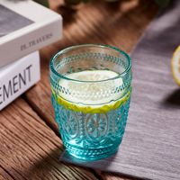Gobelet en verre à eau en relief vintage avec gravure couleur rétro